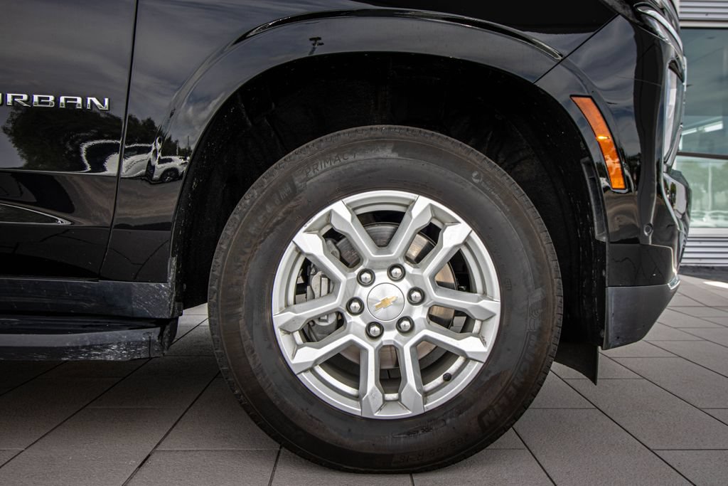 Used 2025 Chevrolet Suburban LT RWD image 4