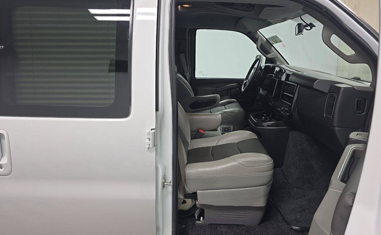 Used 2023 Chevrolet Express 2500 RWD image 5