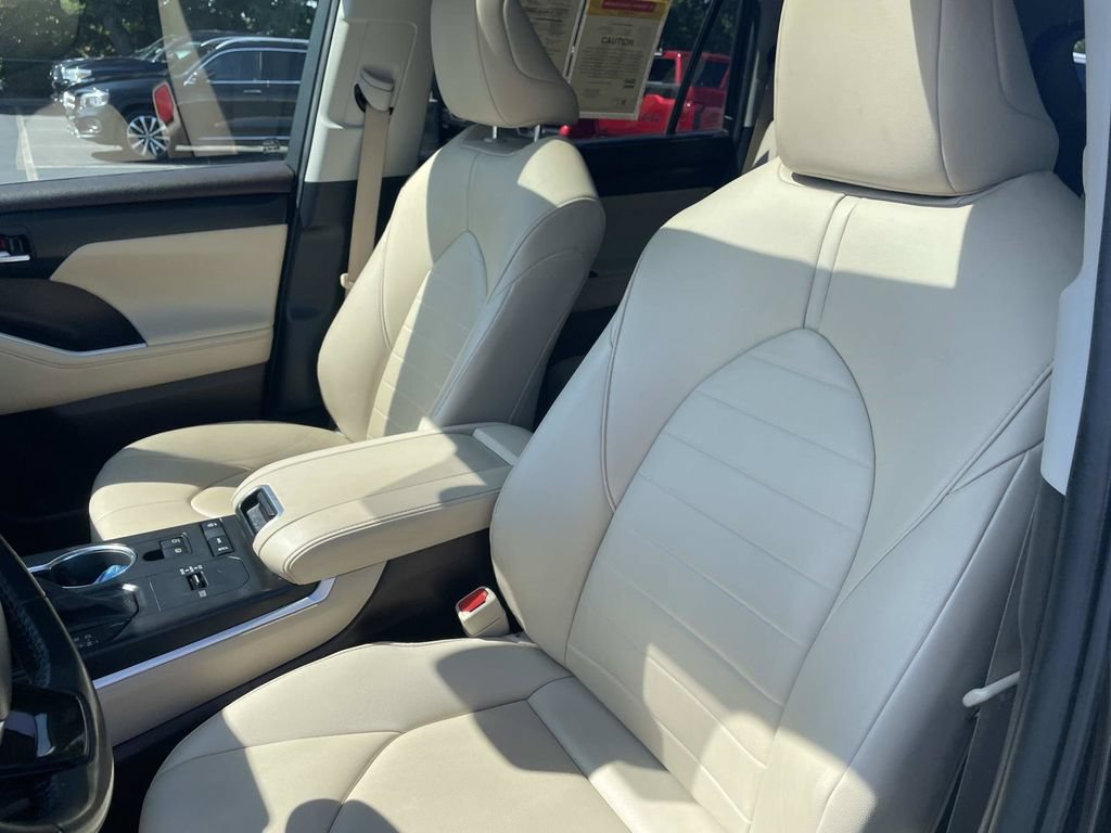 Used 2021 Toyota Highlander XLE FWD image 23