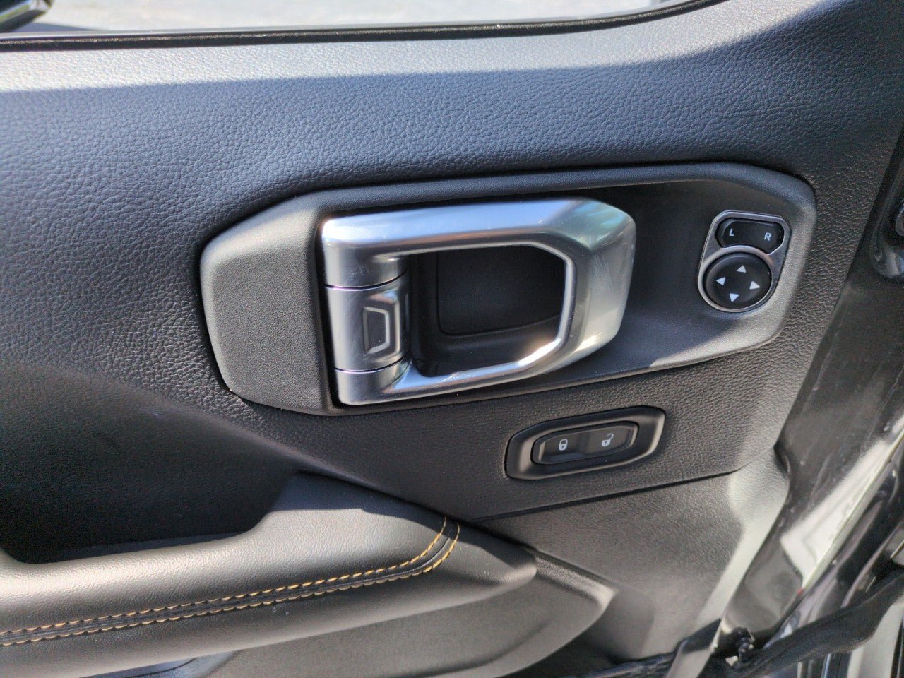Used 2025 Jeep Wrangler Unlimited Sahara AWD/4WD image 12