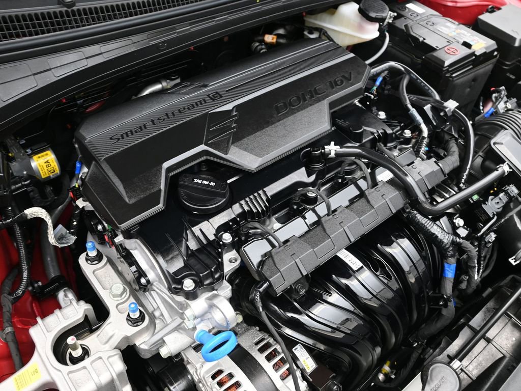 Certified 2025 Hyundai Elantra Sport image 19