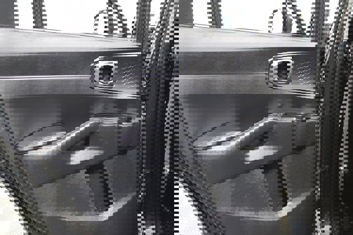 Used 2023 Kia Sorento LX image 26