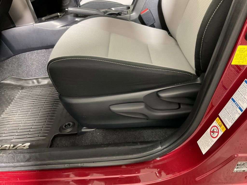 Used 2018 Toyota RAV4 LE AWD/4WD image 22