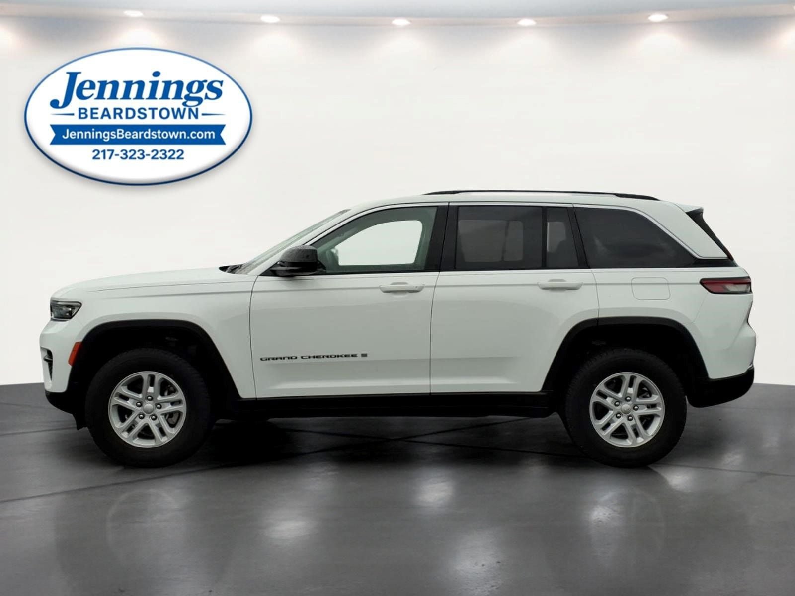 Used 2023 Jeep Grand Cherokee Laredo AWD/4WD image 2