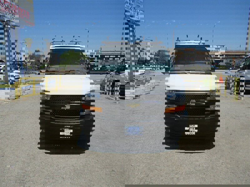 Used 2018 Chevrolet Express 2500 Extended image 5