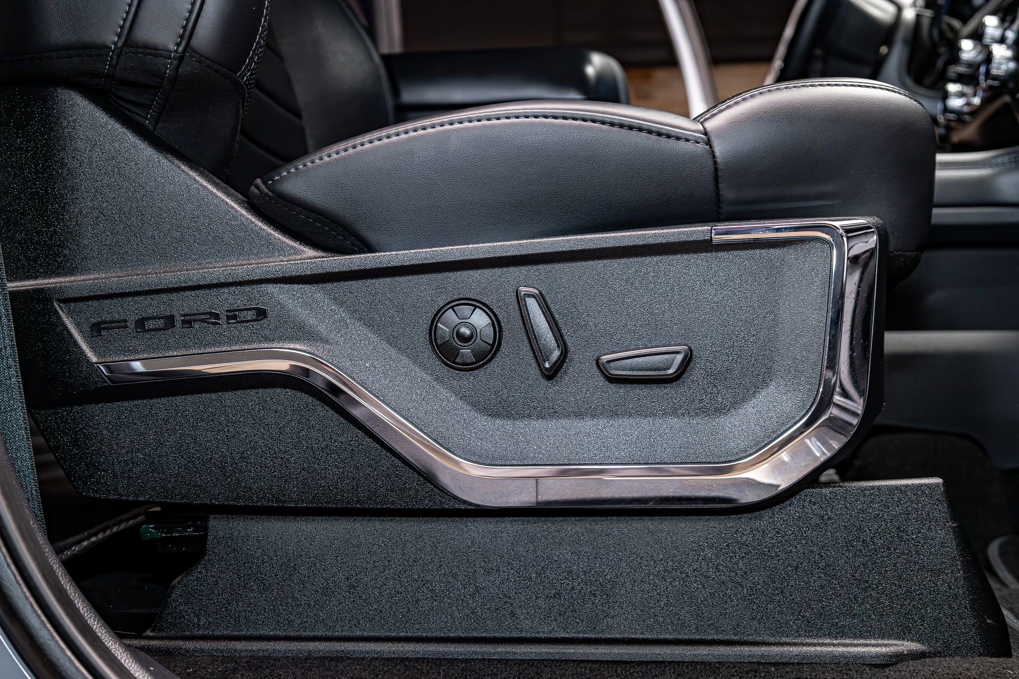 Used 2025 Ford F450 Platinum w/ FX4 Off-Road Package image 27