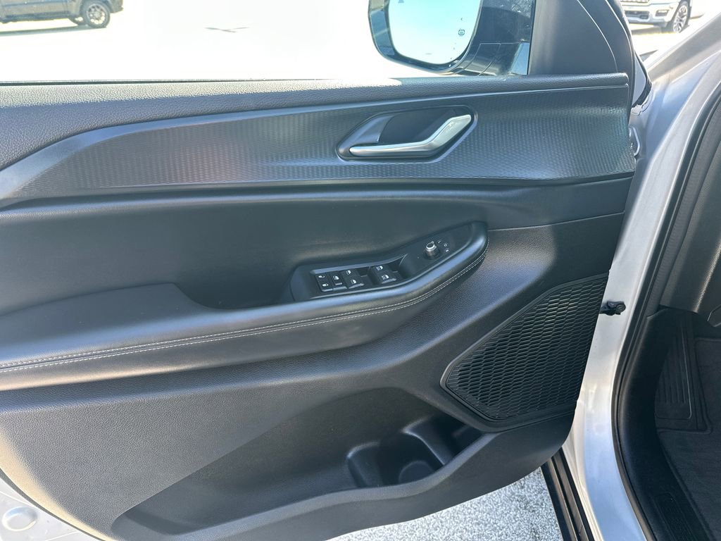 Used 2024 Jeep Grand Cherokee Altitude image 28