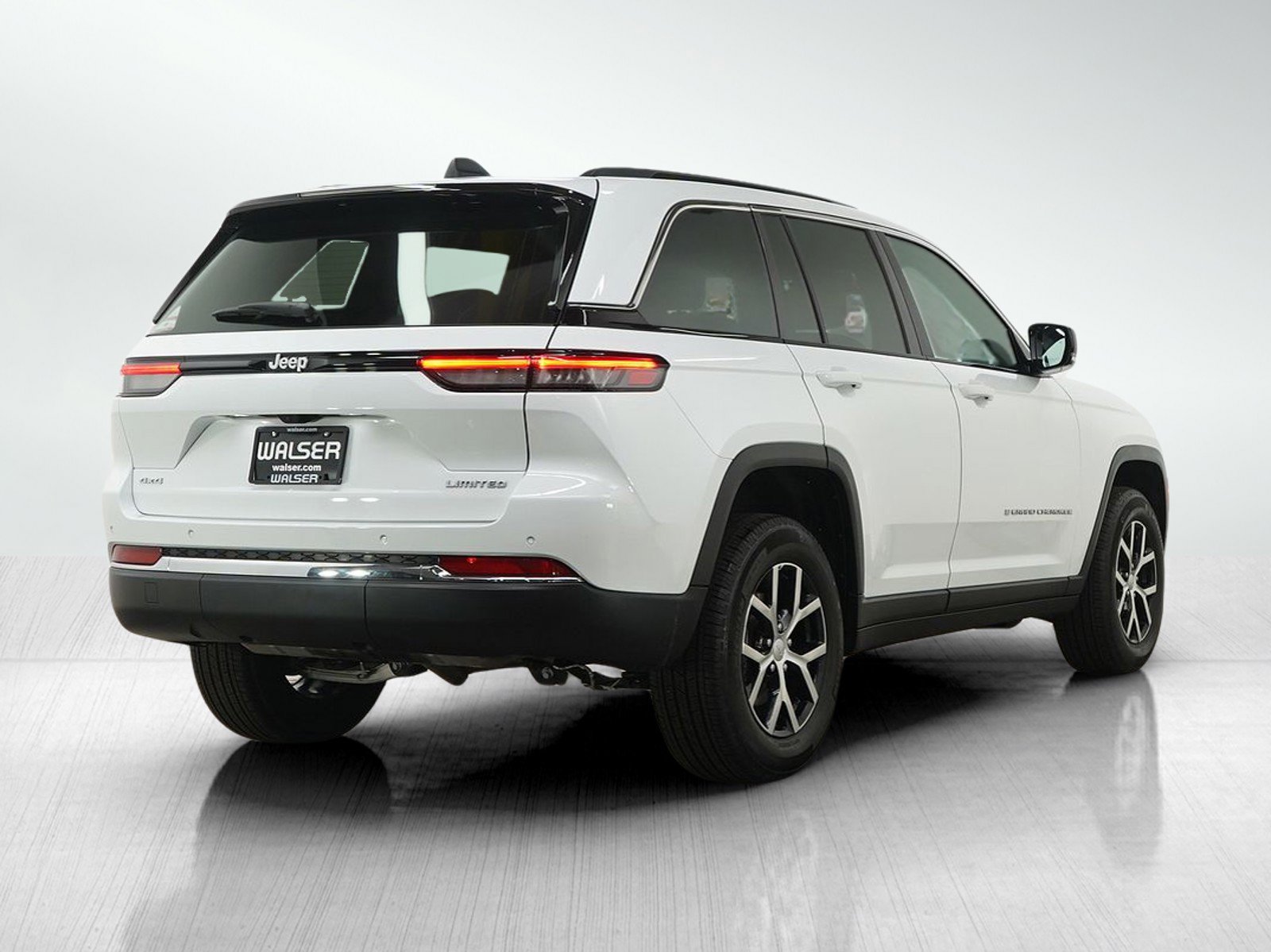 Used 2024 Jeep Grand Cherokee Limited AWD/4WD image 5