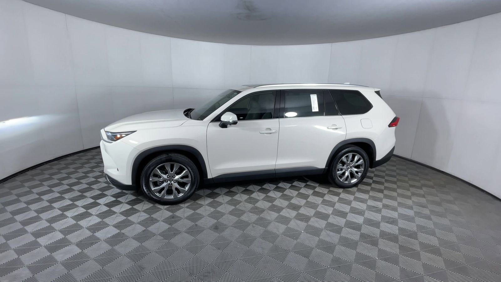 Used 2024 Toyota Grand Highlander AWD image 4