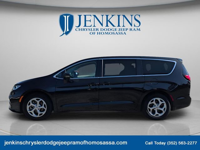 Used 2024 Chrysler Pacifica Limited image 2