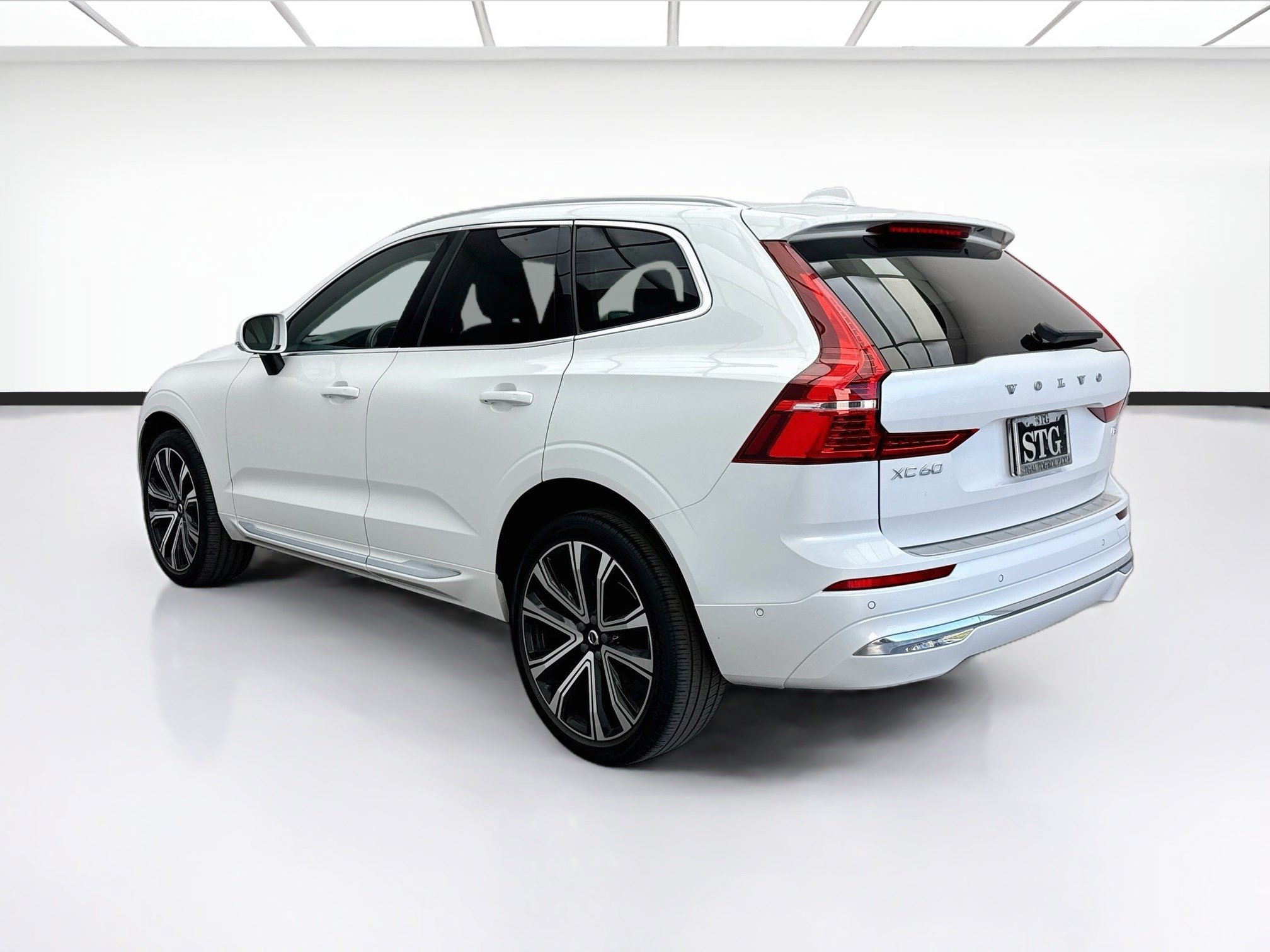 Used 2023 Volvo XC60 B5 Ultimate w/ Climate Package FWD image 6