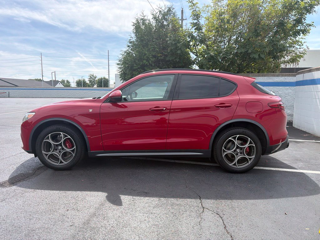 Used 2022 Alfa Romeo Stelvio Ti AWD/4WD image 2