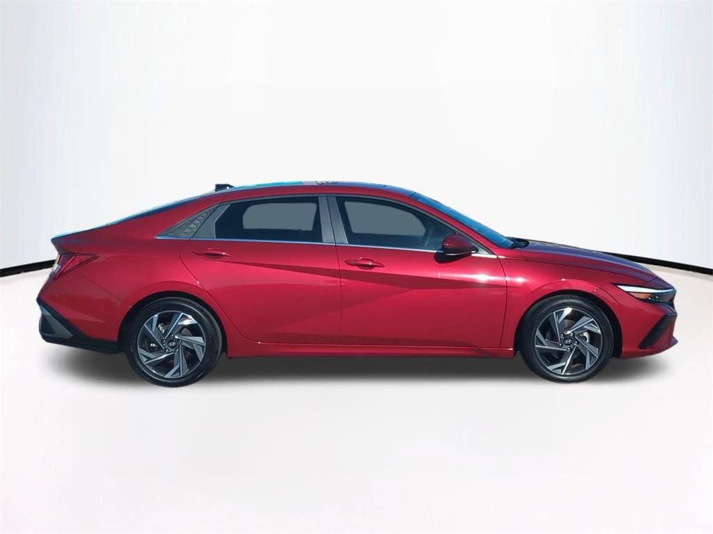 Used 2025 Hyundai Elantra SEL FWD image 4