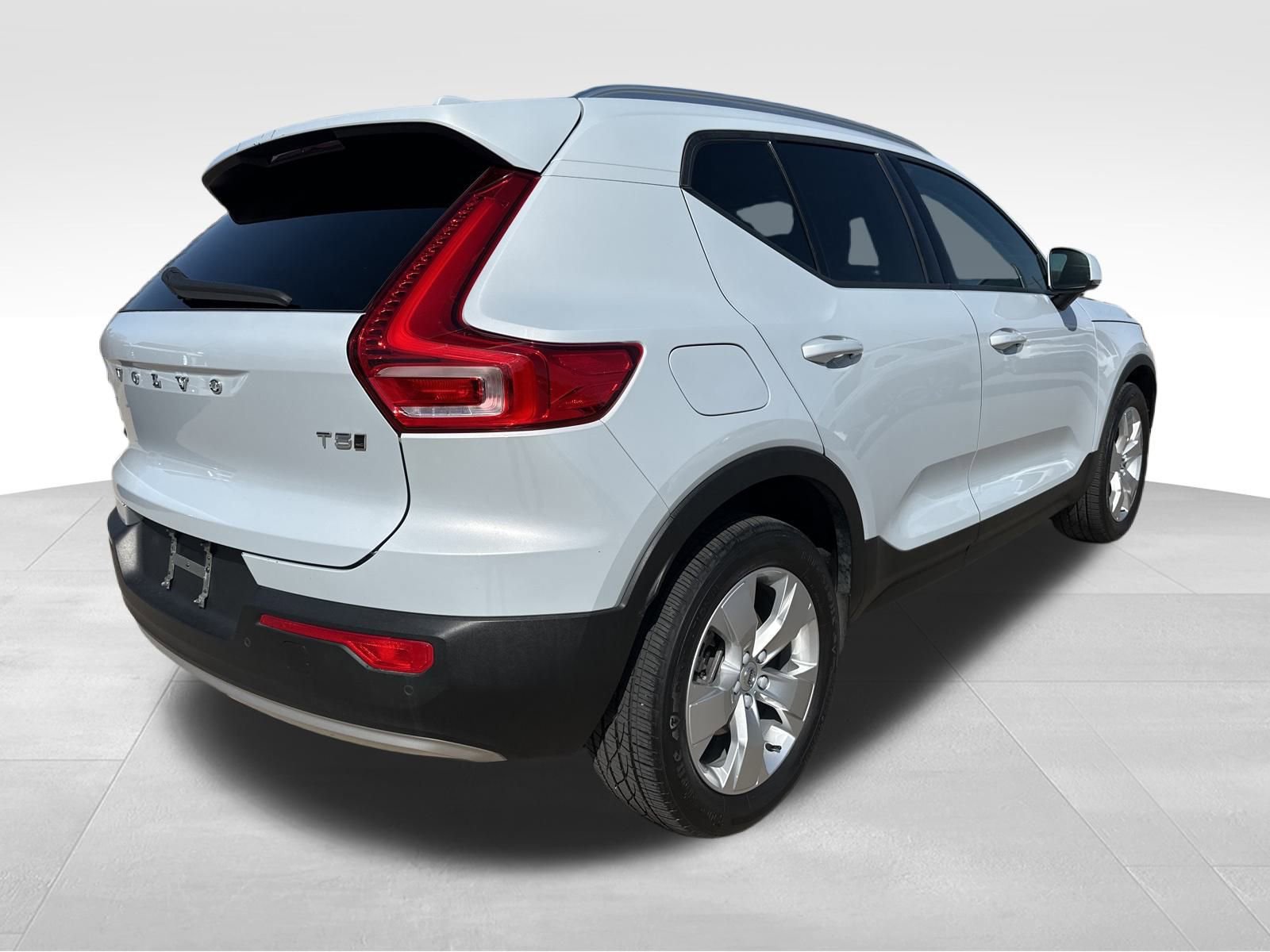 Used 2020 Volvo XC40 T5 Momentum image 12