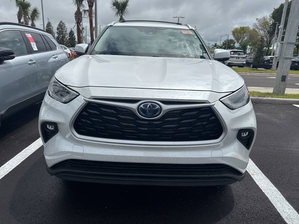 Used 2023 Toyota Highlander XLE AWD/4WD image 2