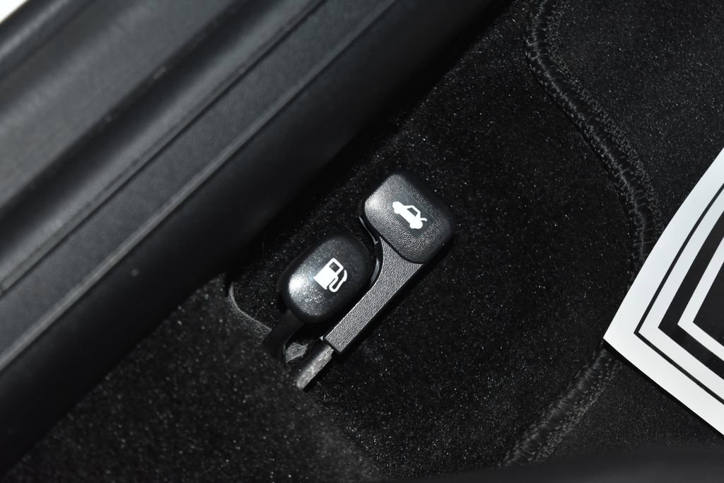 Used 2025 Hyundai Elantra Limited image 7