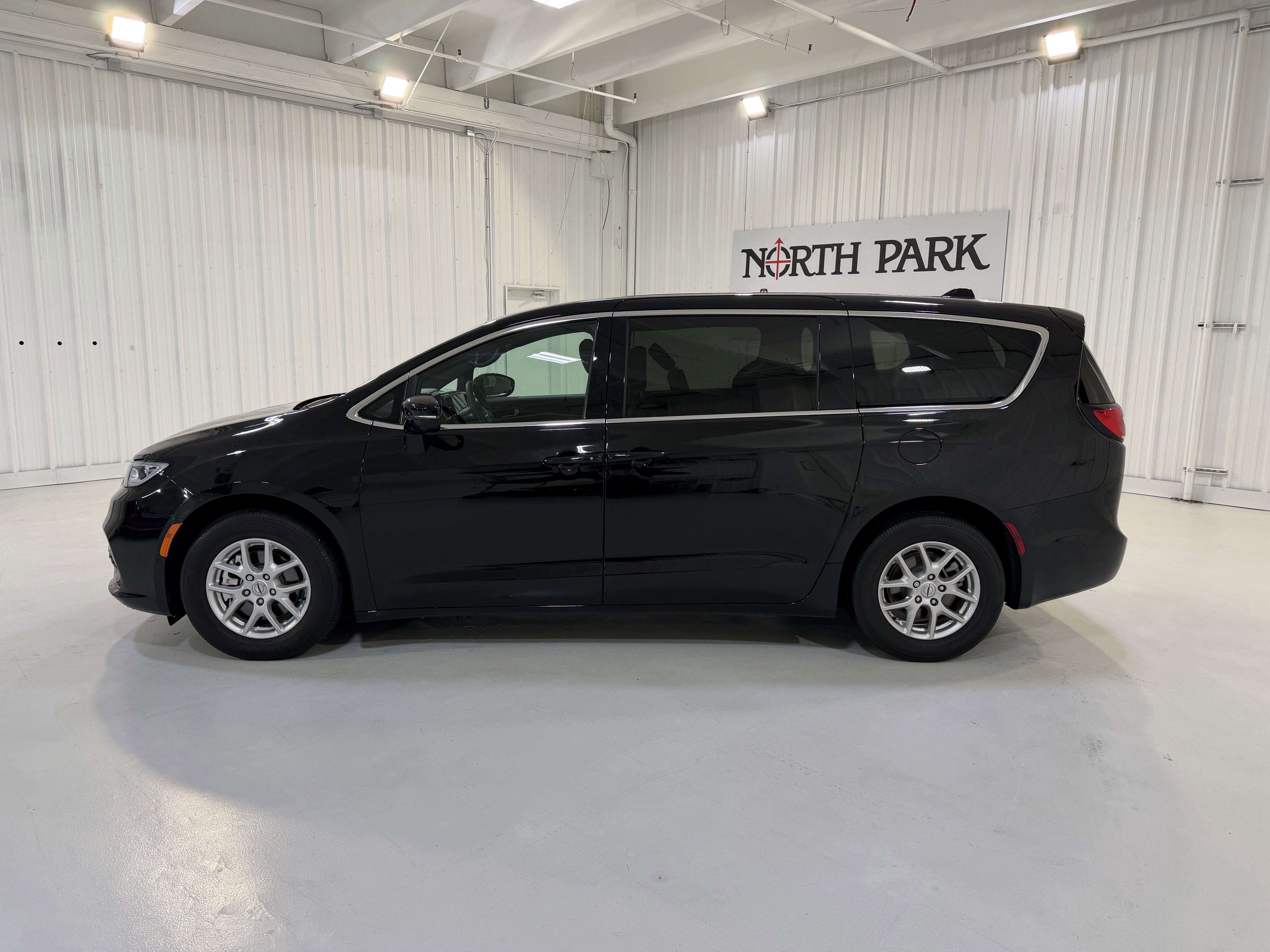 Used 2025 Chrysler Pacifica Select FWD image 2