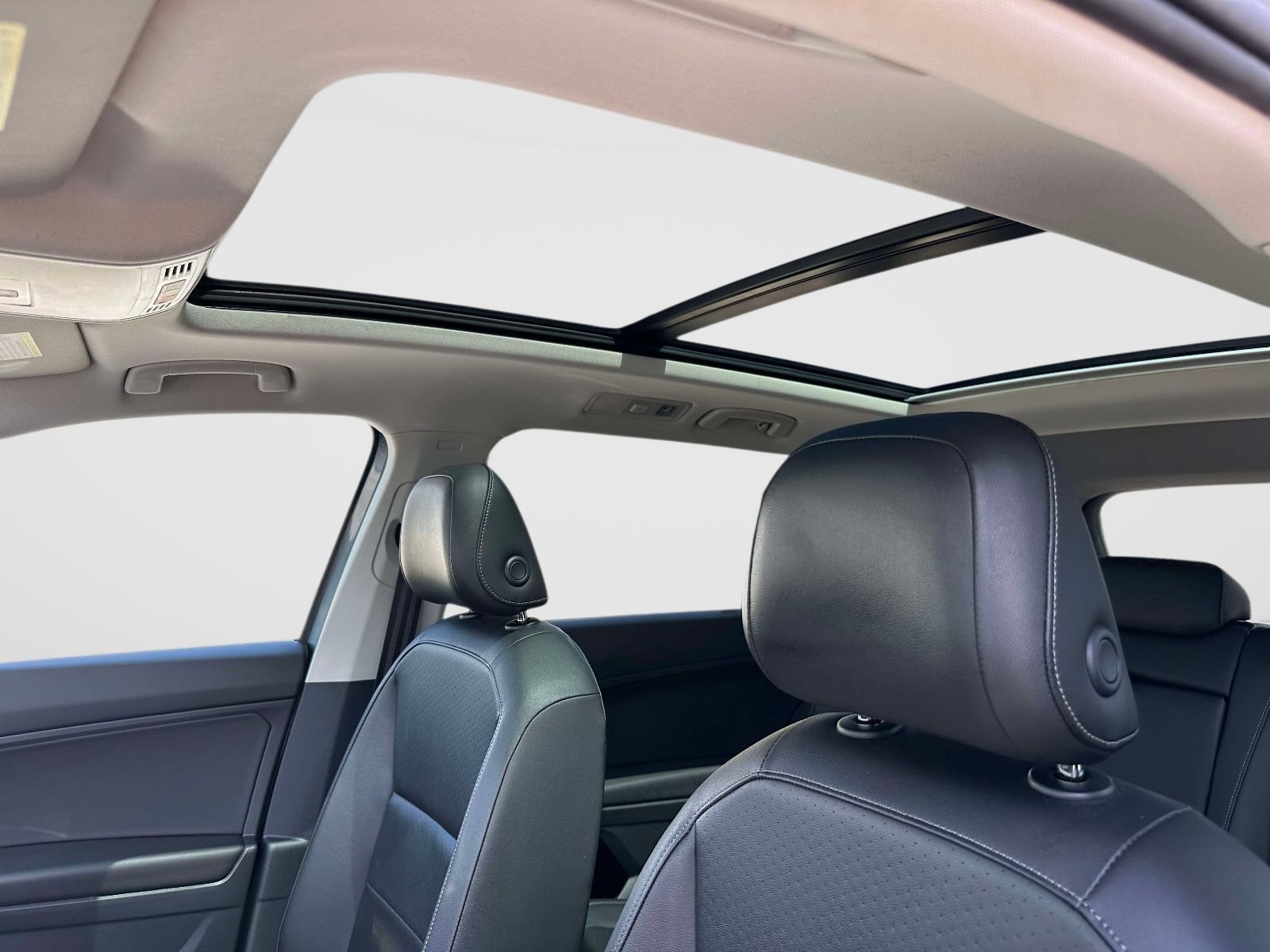 Used 2018 Volkswagen Tiguan SE FWD image 17