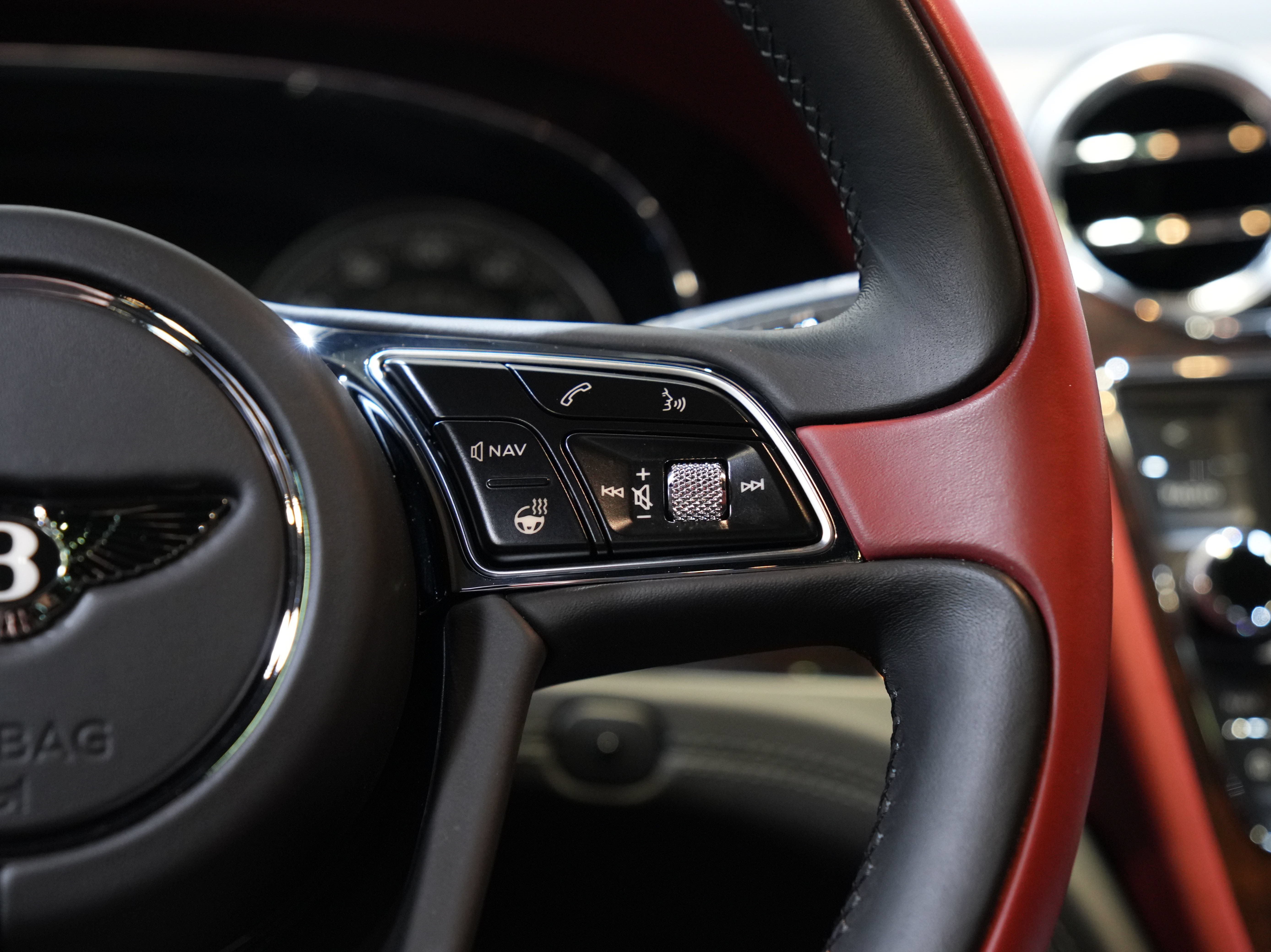 Used 2018 Bentley Bentayga AWD/4WD image 44