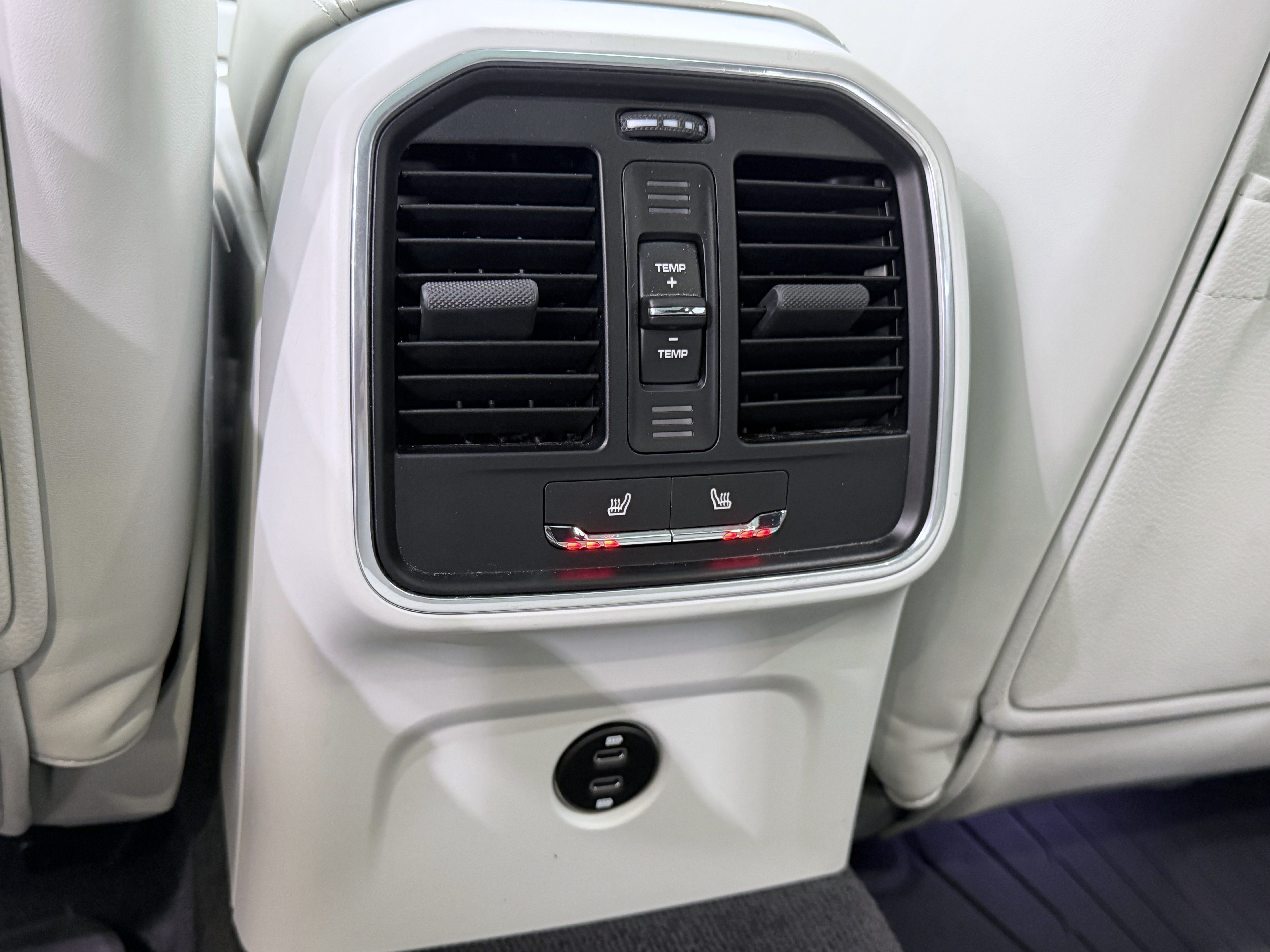 Certified 2023 Porsche Macan Turbo AWD/4WD image 22