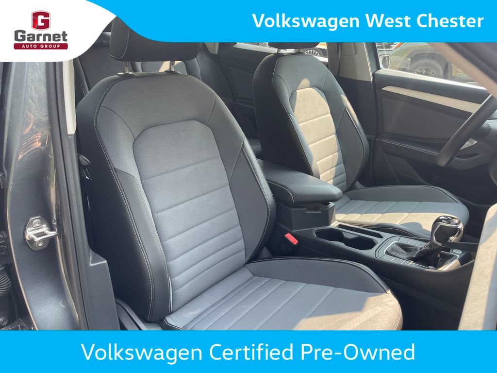 Certified 2025 Volkswagen Jetta SE w/ Black Wheel Package FWD image 32