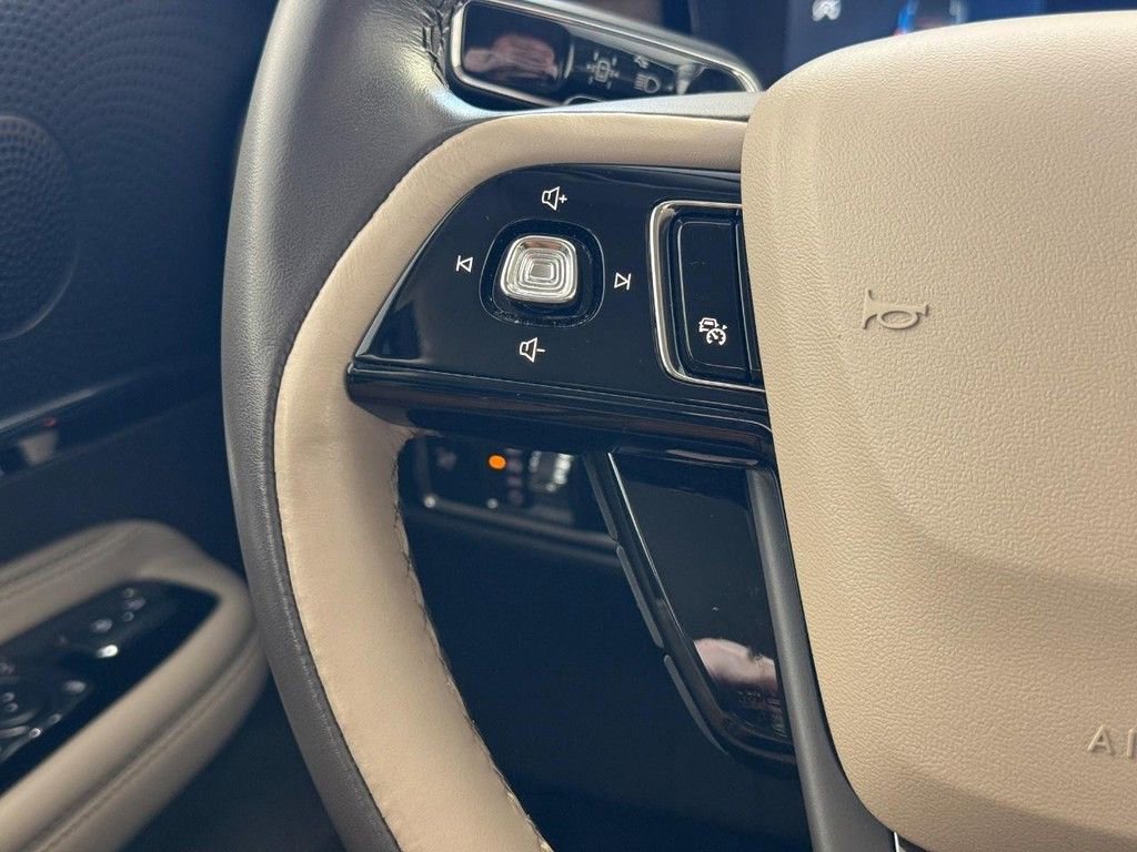 Used 2023 Lincoln Corsair Reserve w/ Jet Appearance Package image 17