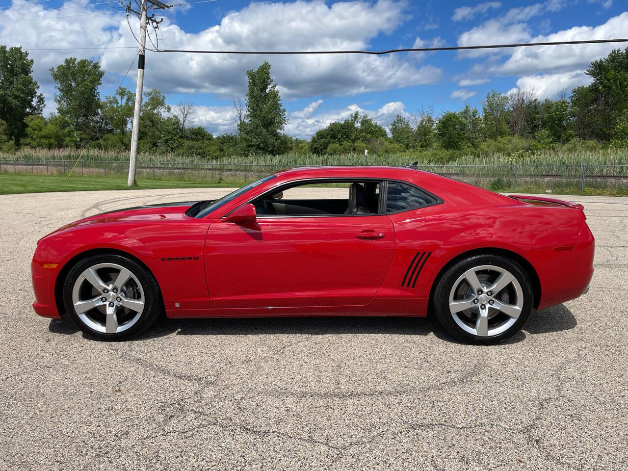 Used 2010 Chevrolet Camaro SS w/ LPO, Ground Effects Package RWD image 3