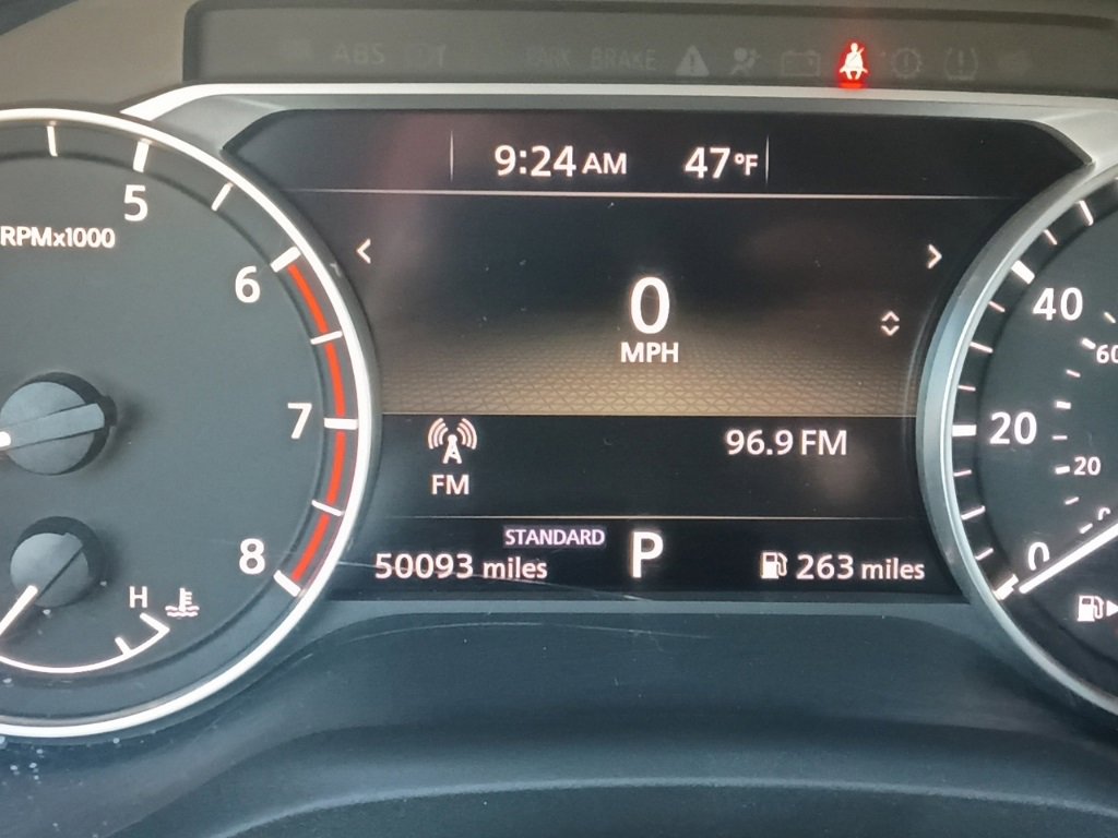 Used 2023 Nissan Rogue SV image 2