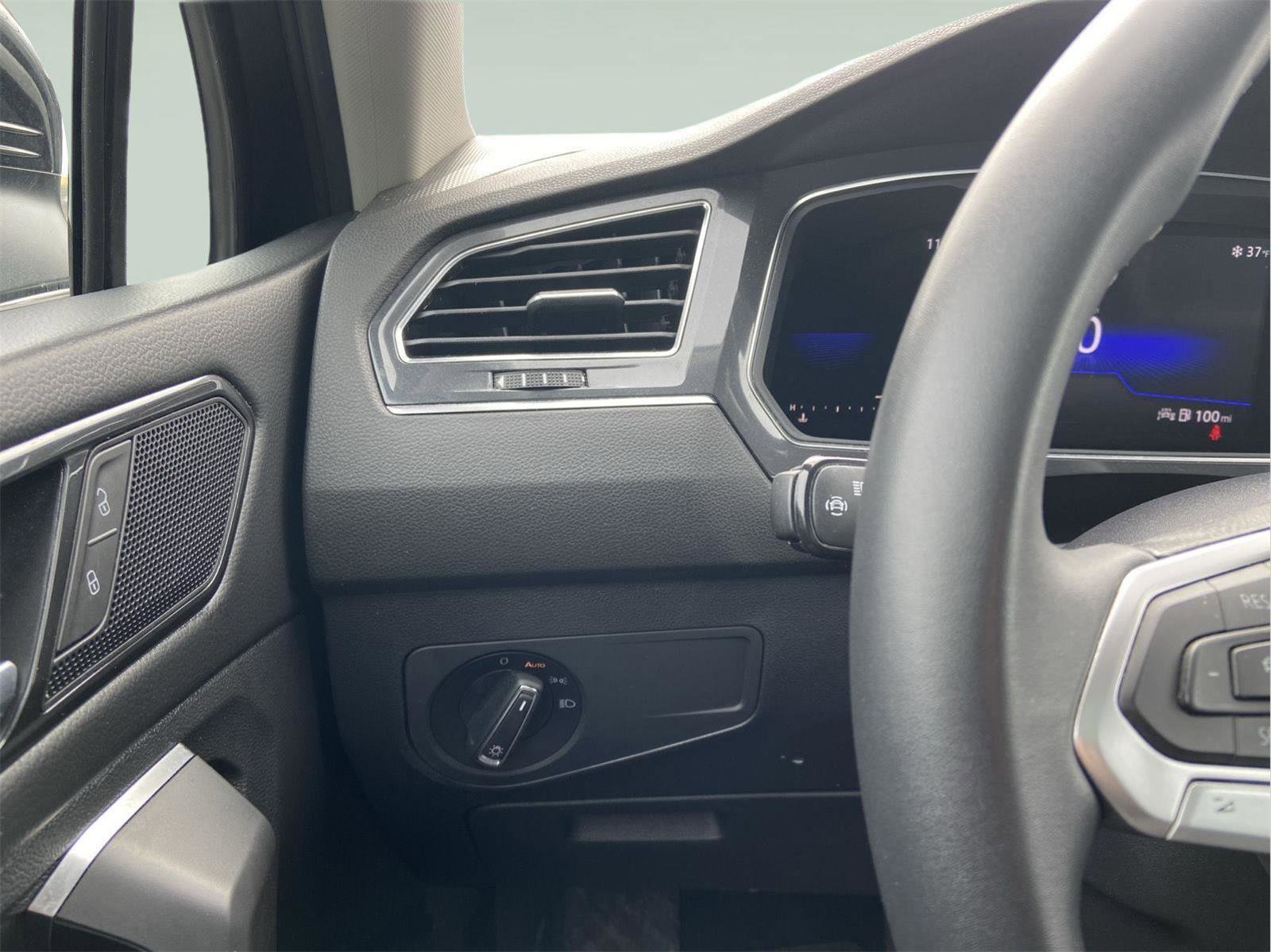 Used 2023 Volkswagen Tiguan SE image 23