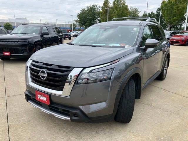 Used 2025 Nissan Pathfinder SL AWD/4WD image 3