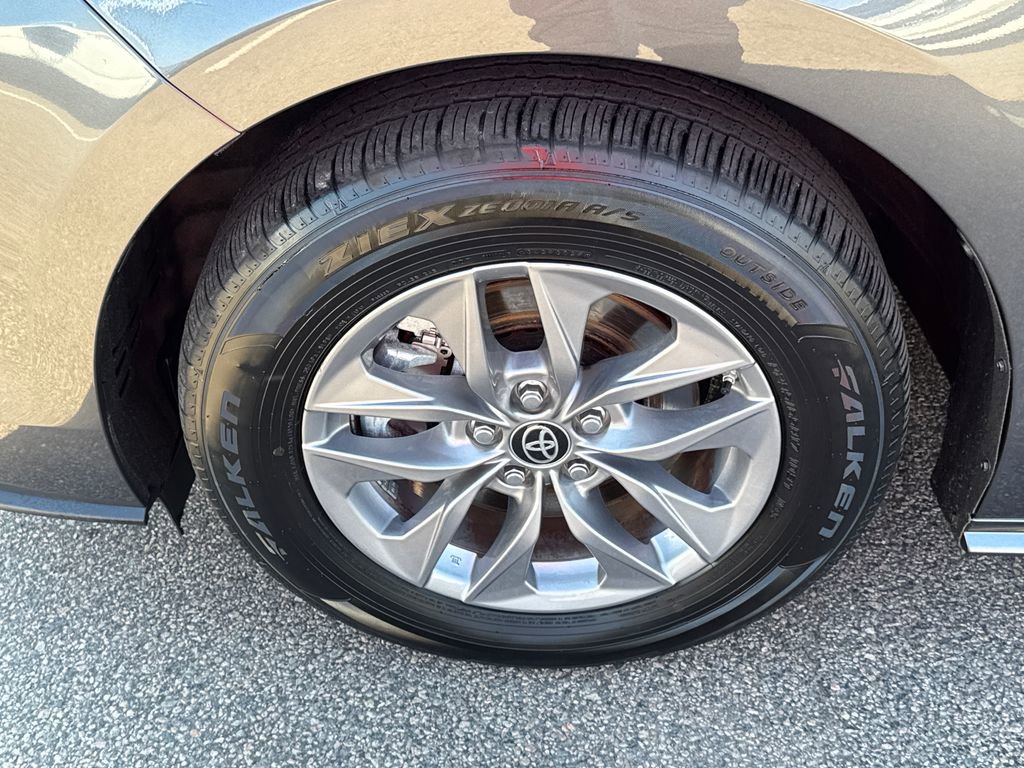 Used 2025 Toyota Sienna LE image 43