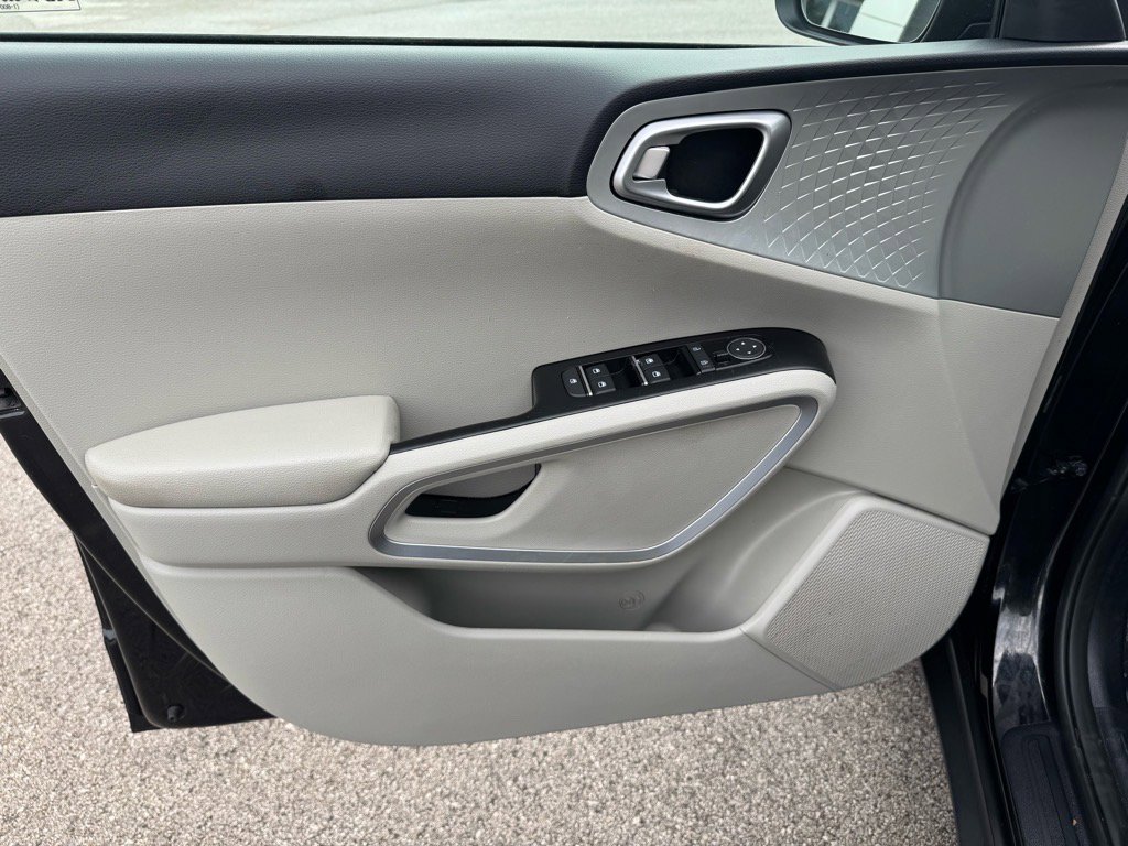 Used 2023 Kia Soul LX w/ LX Technology Package image 17