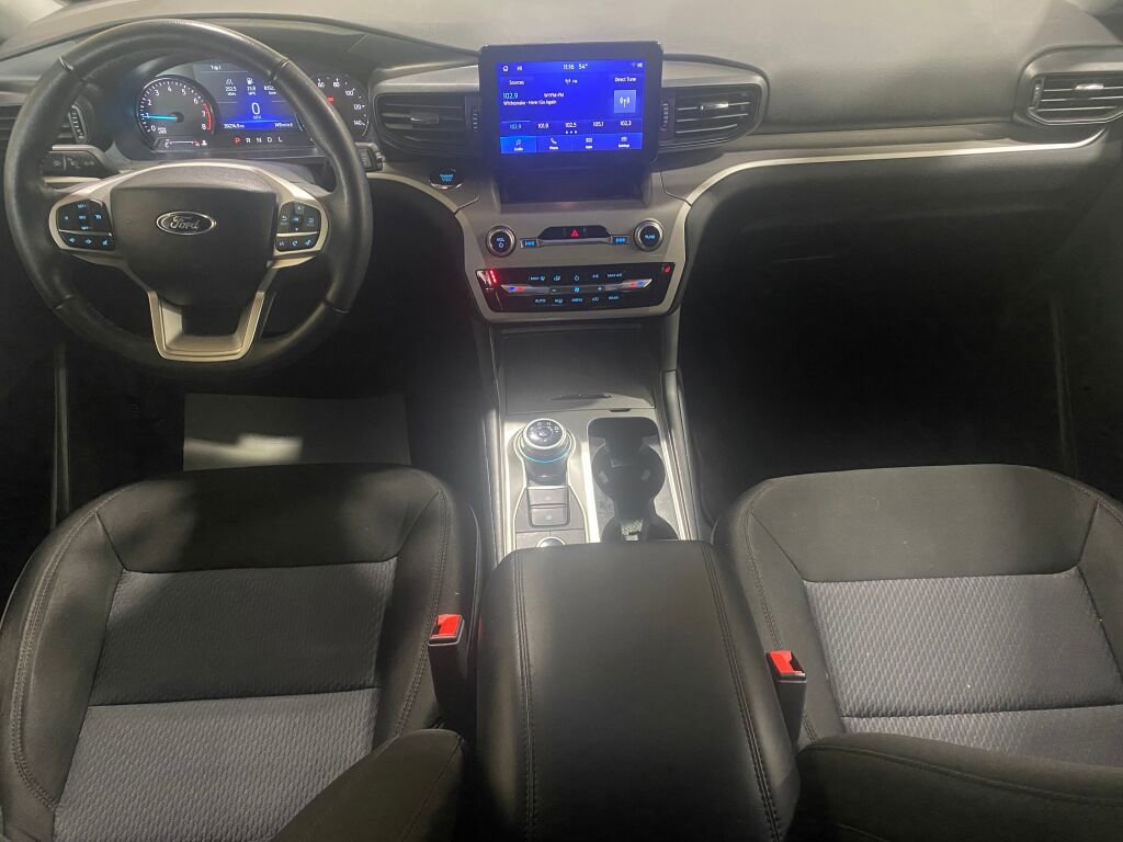 Used 2023 Ford Explorer XLT image 2