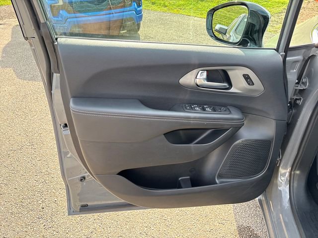 Used 2025 Chrysler Pacifica Select image 10