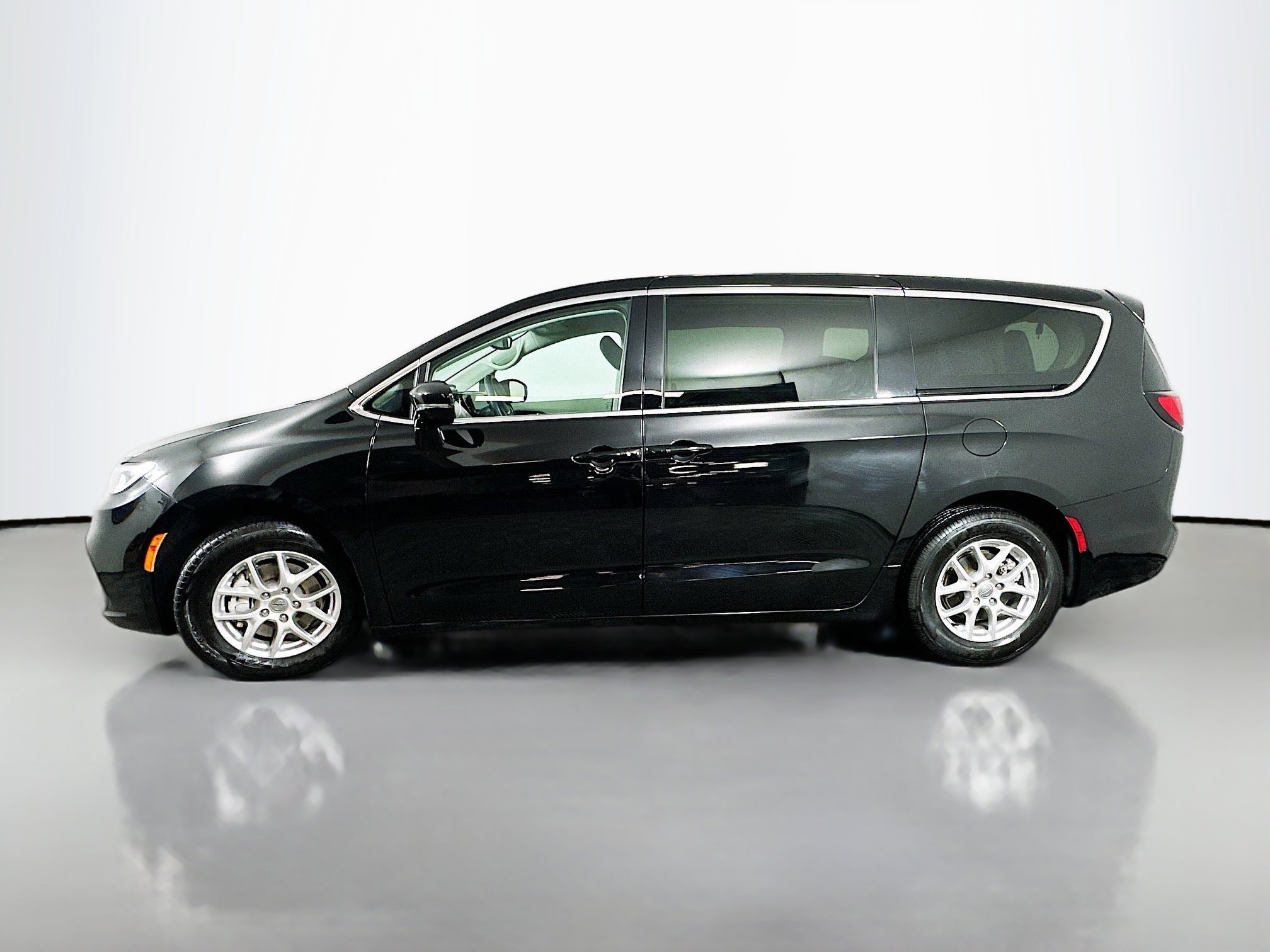 Used 2024 Chrysler Pacifica Touring-L FWD image 4