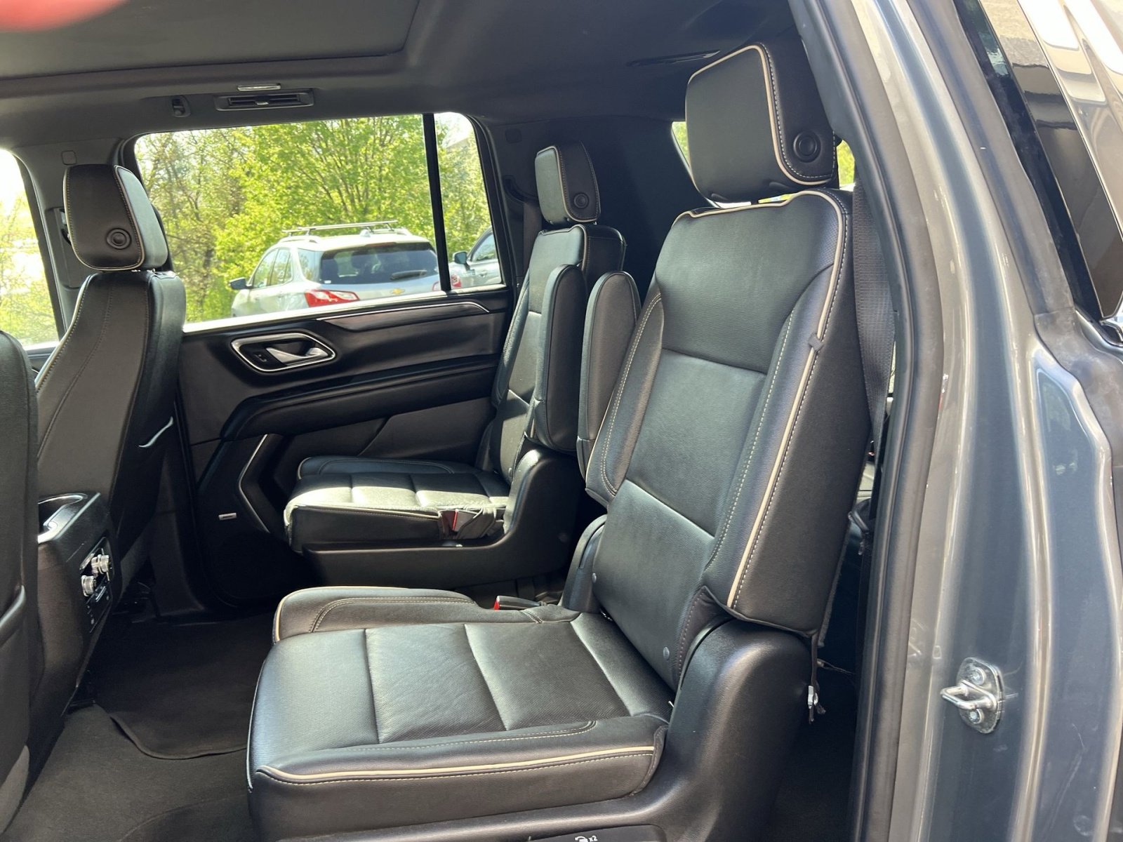 Used 2022 GMC Yukon XL SLT w/ SLT Premium Package image 33