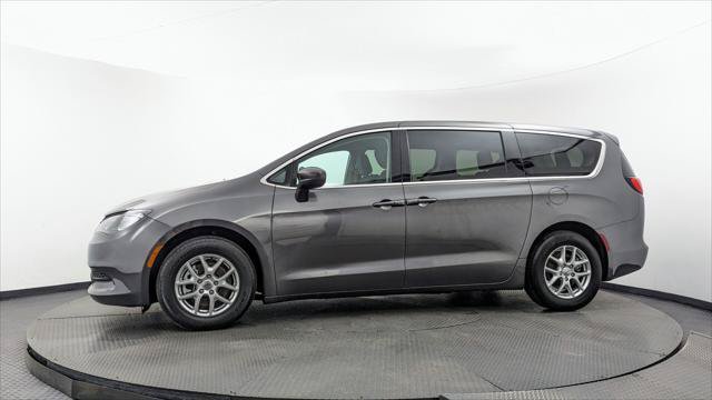 Used 2023 Chrysler Voyager LX FWD image 3