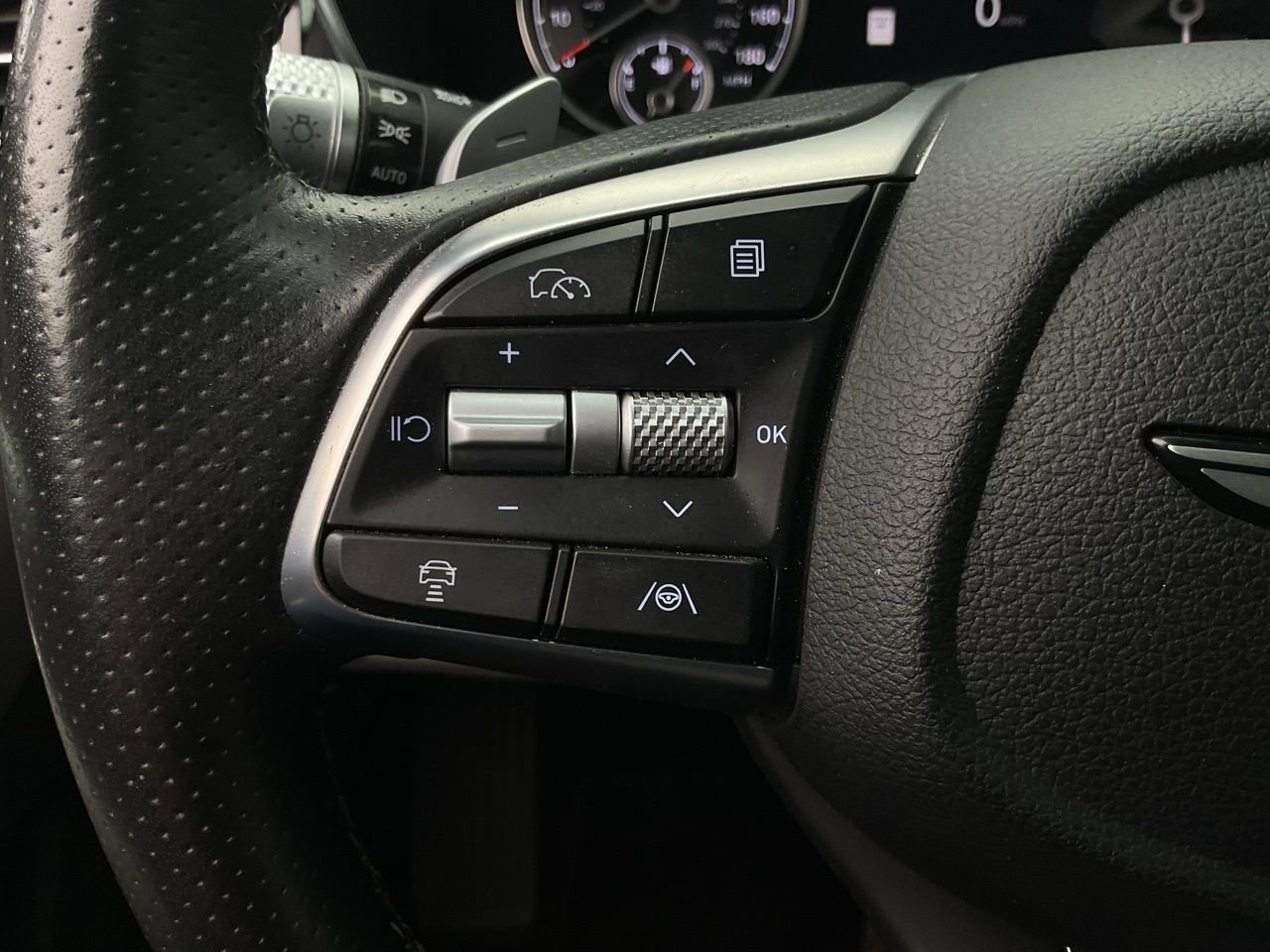 Used 2025 Genesis G70 2.5T RWD image 34
