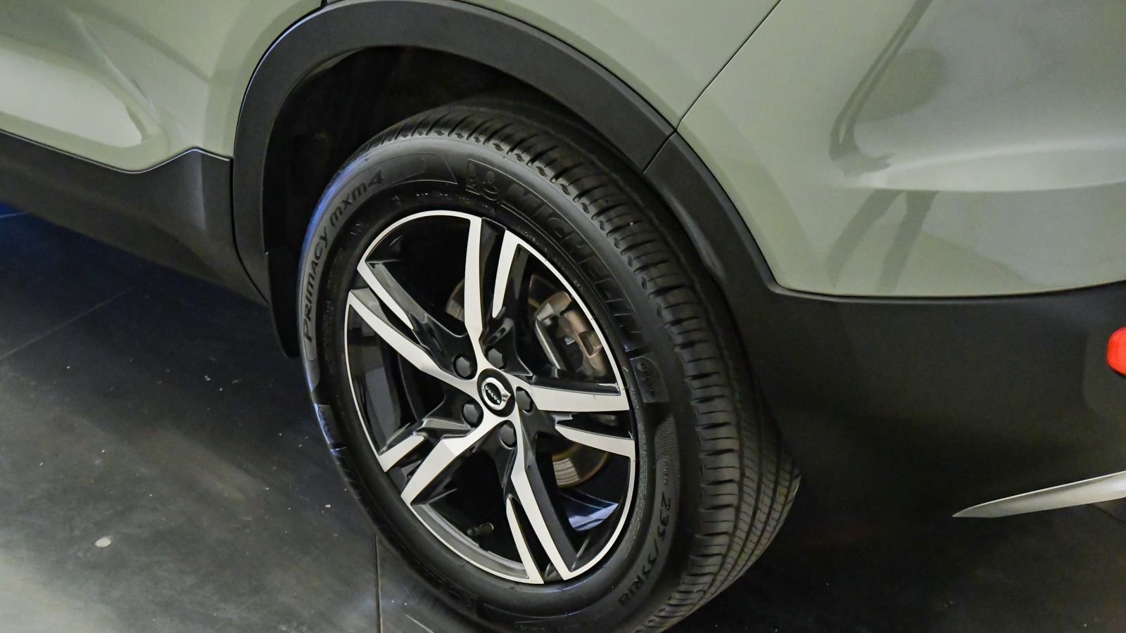 Certified 2025 Volvo XC40 B5 Core AWD/4WD image 11