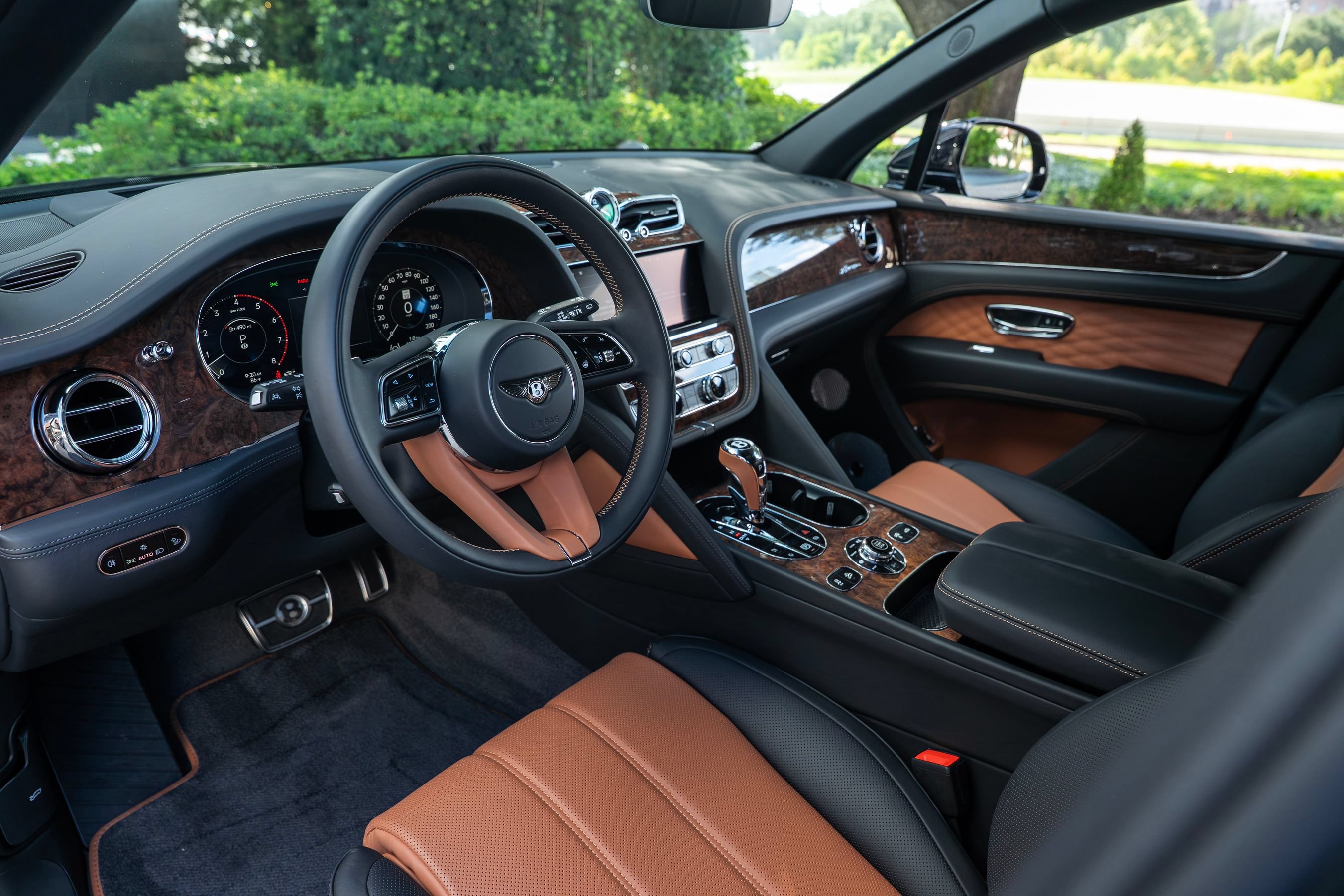 Certified 2025 Bentley Bentayga Extended Wheelbase AWD/4WD image 9
