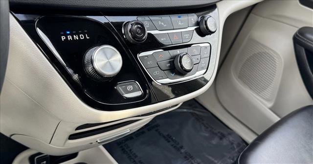 Used 2024 Chrysler Pacifica Touring-L image 15
