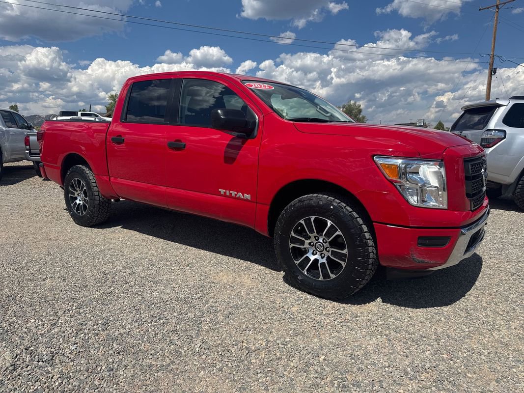 Used 2022 Nissan Titan SV image 3
