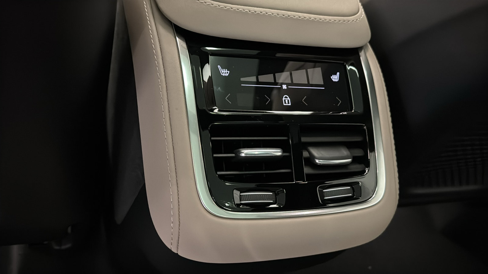 New 2026 Volvo XC90 B5 Core w/ Protection Package AWD/4WD image 28