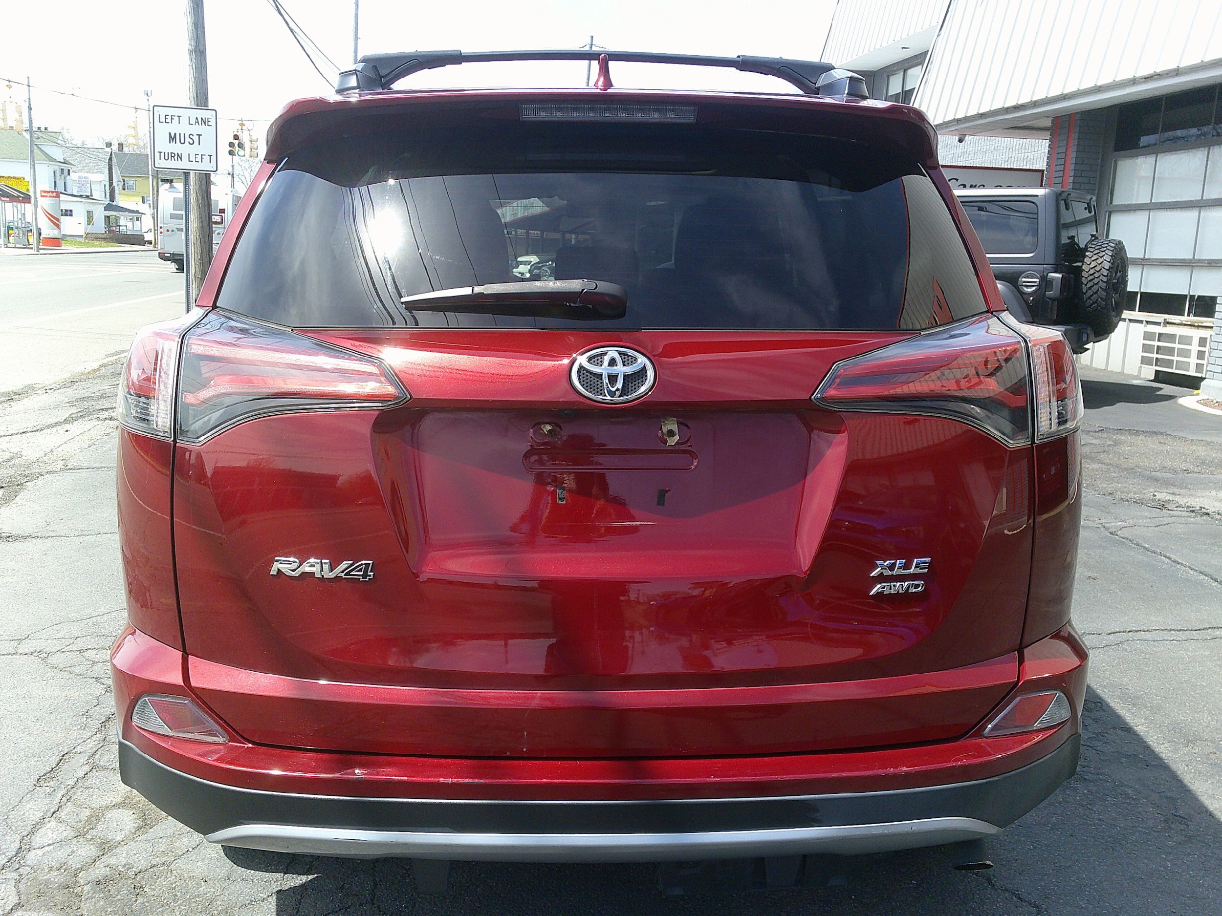 Used 2018 Toyota RAV4 XLE w/ Plus Extra Value Package AWD/4WD image 4