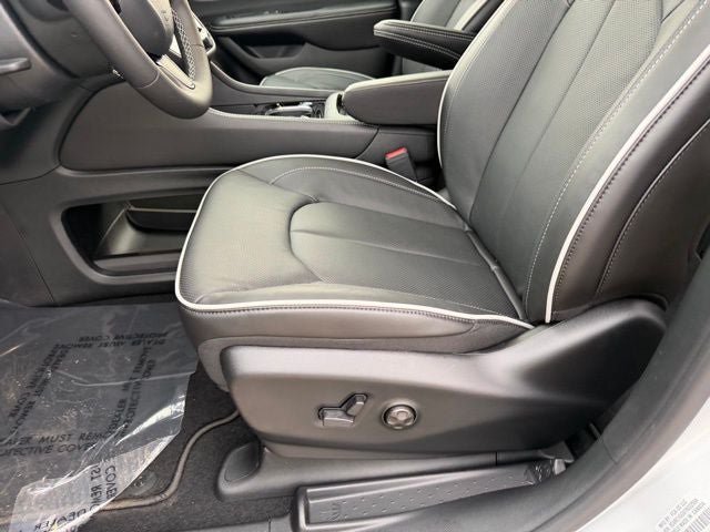 New 2026 Chrysler Pacifica Limited w/ S Appearance Package FWD image 18