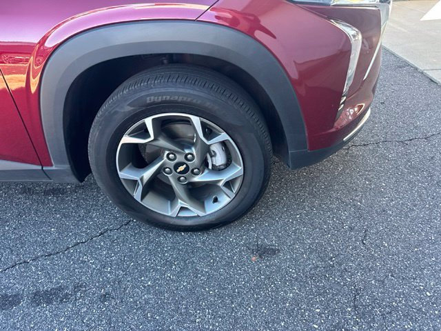 Used 2025 Chevrolet Trax LT w/ LT Convenience Package FWD image 4
