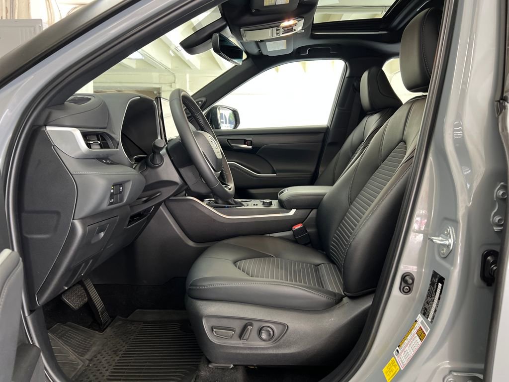 Certified 2025 Toyota Highlander XSE image 12