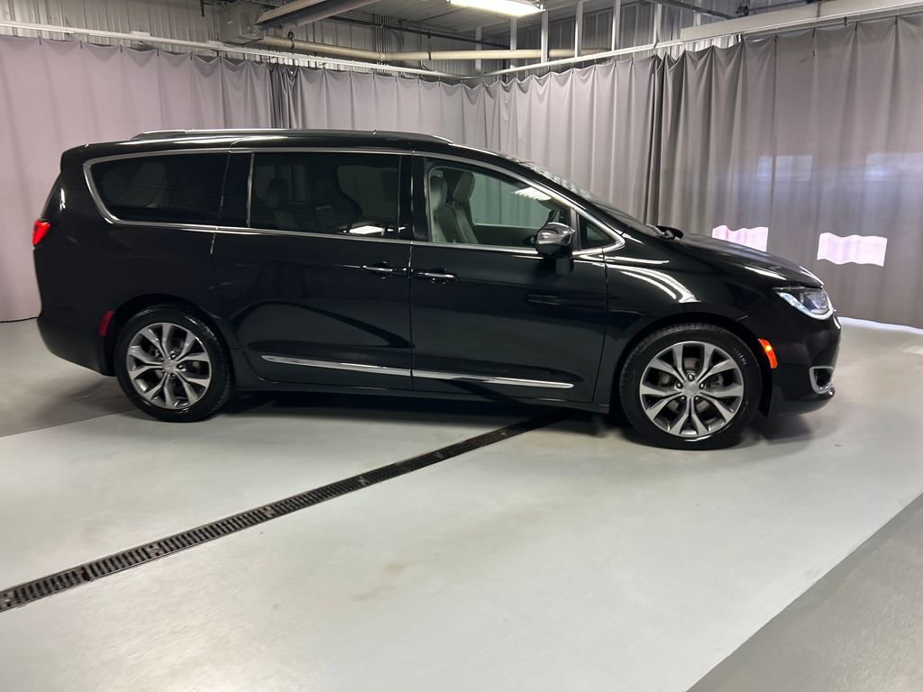 Used 2017 Chrysler Pacifica Limited FWD image 8