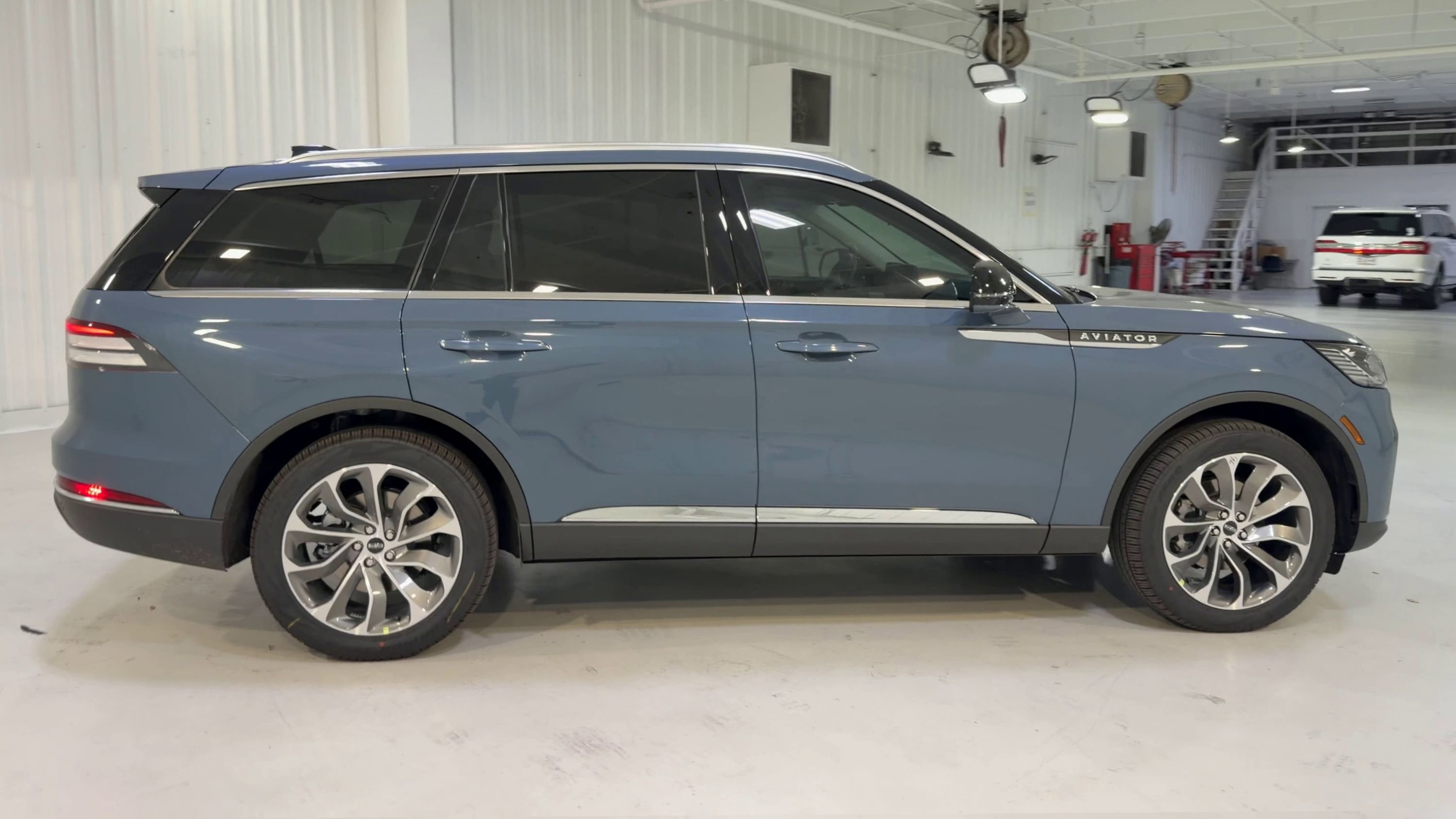 New 2026 Lincoln Aviator AWD image 2