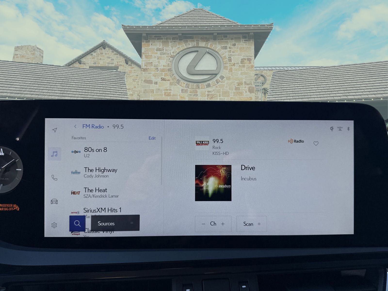 Used 2025 Lexus ES 300h image 11